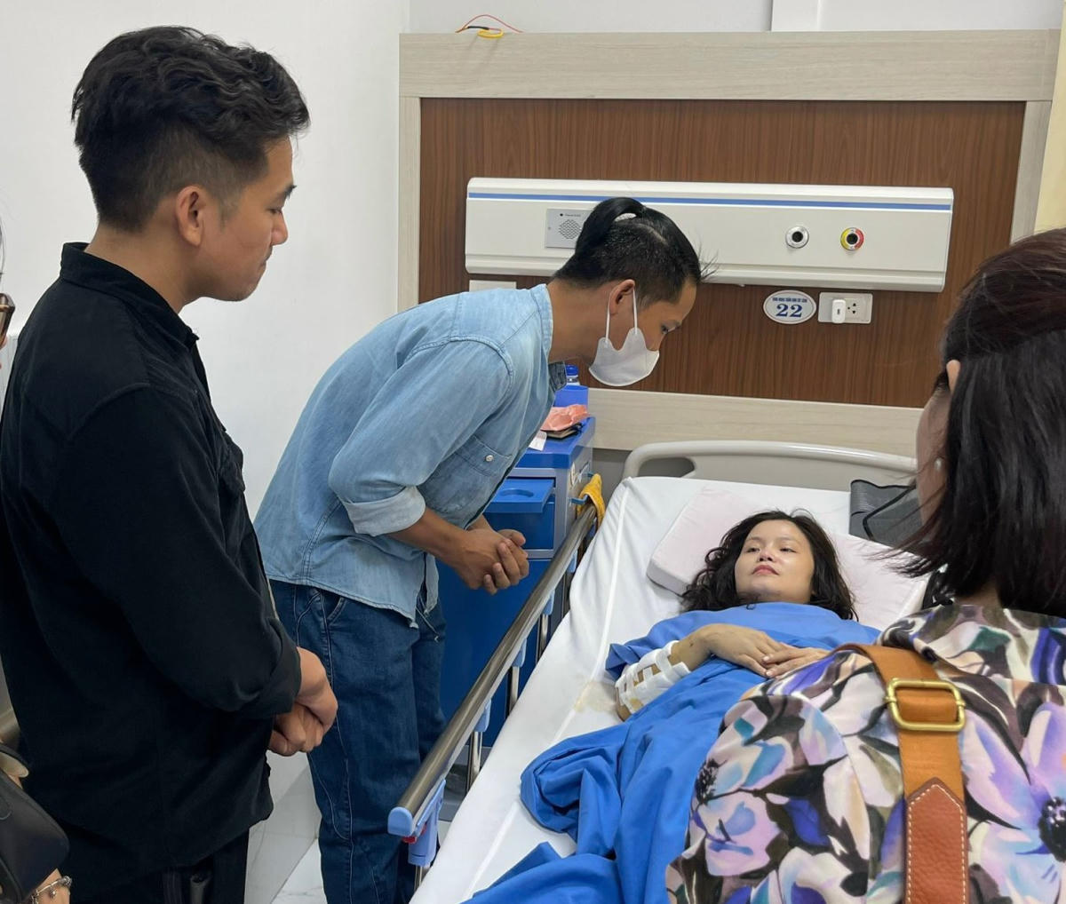 Họa sĩ Lê Thế Anh cùng đồng nghiệp chia sẻ với các nạn nhân vụ cháy chung cư mini phố Khương Hạ (quận Thanh Xuân, Hà Nội).  