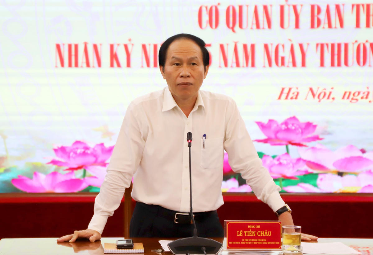 Phó Chủ tịch – Tổng Thư ký Lê Tiến Châu phát biểu tại buổi gặp mặt.
