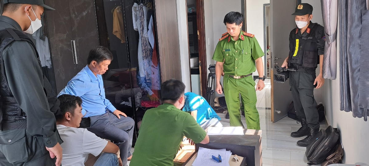 Công an thực hiện lệnh khám xét khẩn cấp (ảnh: Hoài Xuyên)