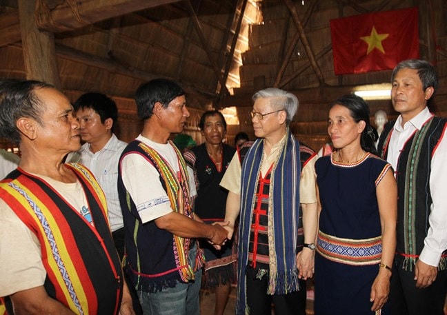 Giương cao ngọn cờ đại đoàn kết toàn dân tộc, phát huy truyền thống yêu nước, vai trò nòng cốt chính trị của Mặt trận Tổ quốc Việt Nam, quyết tâm xây dựng đất nước ta ngày càng giàu mạnh, phồn vinh, văn minh, hạnh phúc