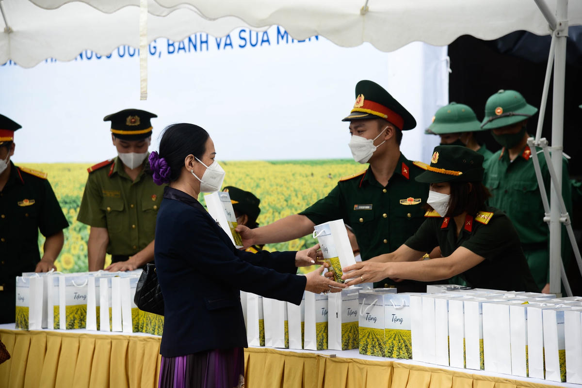 Để chào đón người dân về thăm Lăng Bác, Ban Quản lý Lăng Chủ tịch Hồ Chí Minh - Sở Du lịch Hà Nội đã dành tặng những suất quà miễn phí bao gồm bánh và nước.