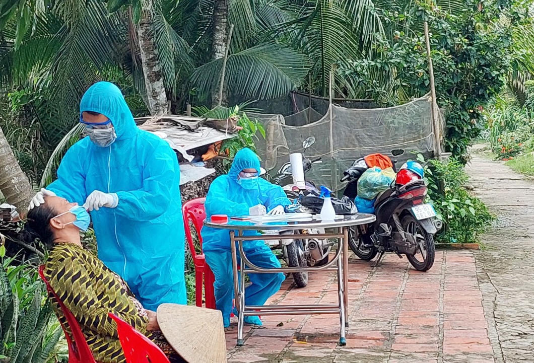 Lực lượng y tế tỉnh Hậu Giang đang test cho người dân trong đợt dịch Covid-19 bùng phát vừa qua. 