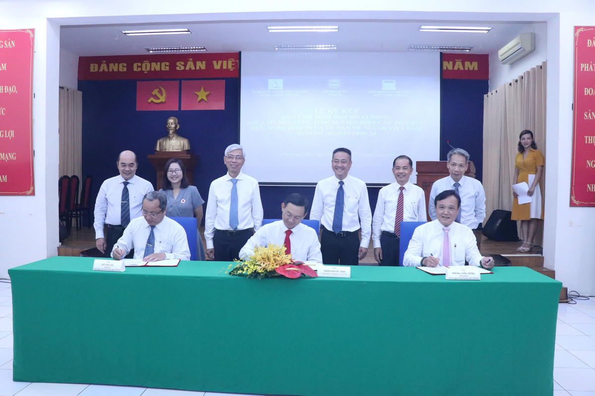 Quang cảnh lễ ký kết Quy chế phối hợp hoạt động trong công tác đối ngoại của TP HCM. 