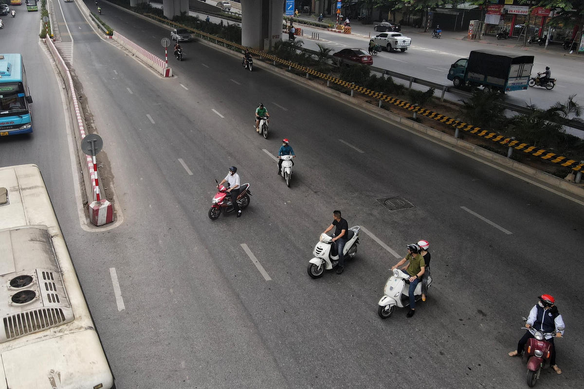 Chị Đỗ Thị Hằng người dân sinh sống tại phố Trần Cung cho biết, trước kia chưa mở rộng đường, để di chuyển từ Cổ Nhuế sang Trần Cung sẽ có một ngã tư người dân dễ dàng di chuyển qua lại. Tuy nhiên, sau khi dự án mở đường hoàn thành tại đây không còn ngã tư nữa. Người dân muốn di chuyển từ bên Cổ Nhuế về thì phải đi vòng lên Hoàng Quốc Việt mới có lối rẽ khiến quãng đường di chuyển rất xa. Do đó, có khá nhiều người dân chọn cách đi ngược chiều.