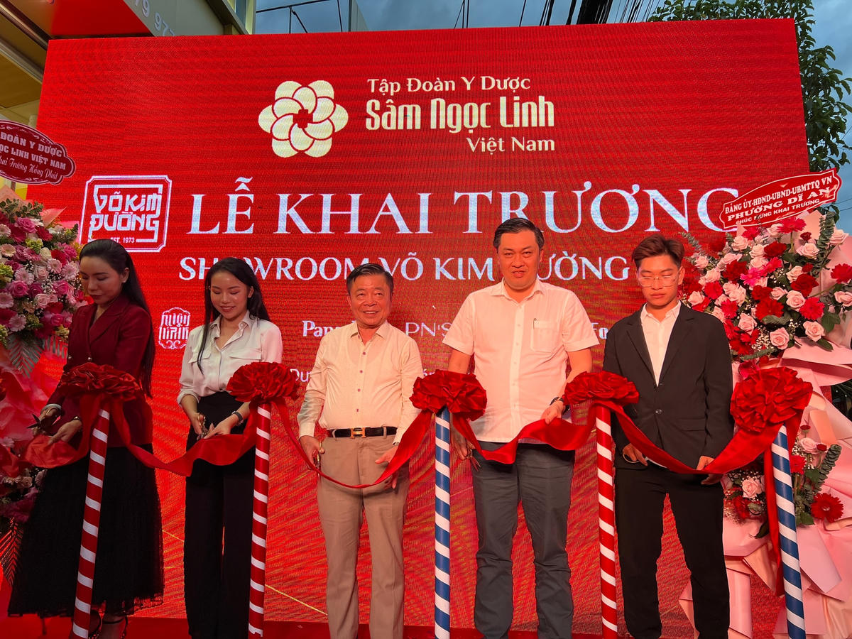 Lãnh đạo Sở Văn hóa Thể thao Du lịch tỉnh Bình Dương cắt băng khai trương trung tâm giới thiệu và bán sản phẩm sâm Ngọc Linh tại TP Dĩ An, Bình Dương.