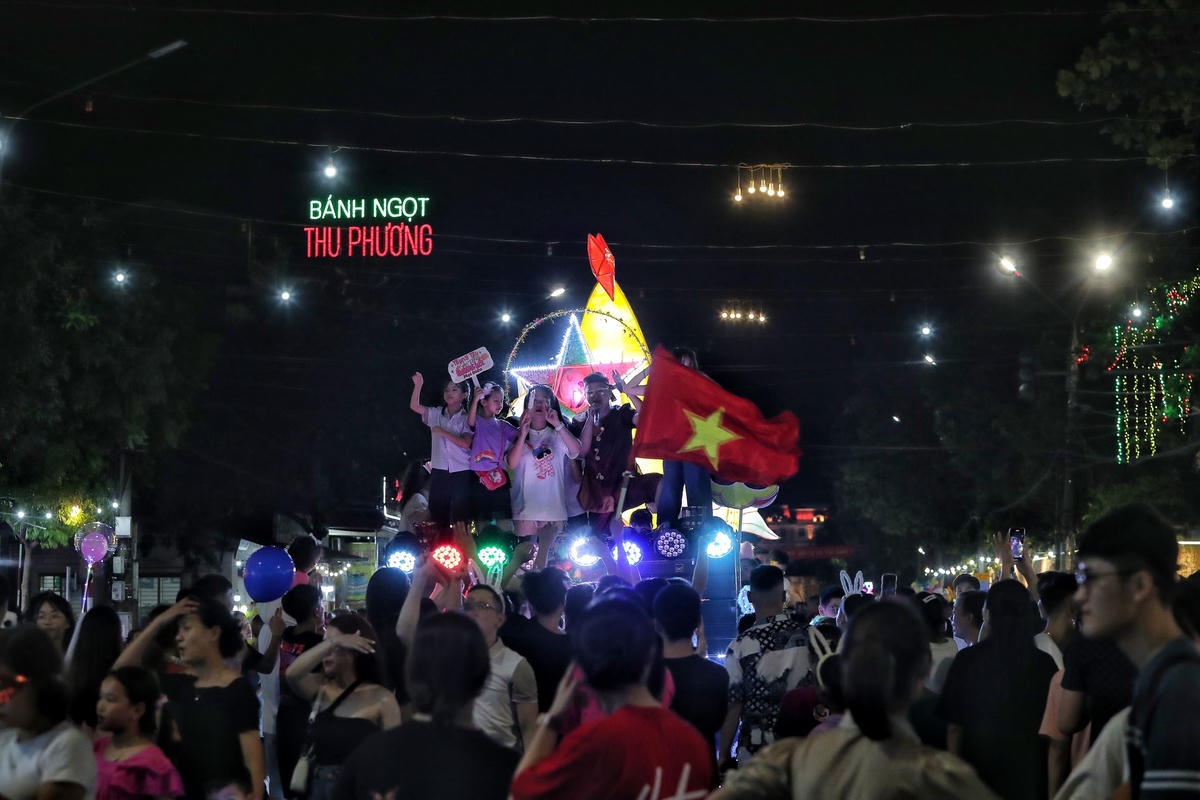 Giới trẻ ùn ùn đổ về nhiều tuyến đường để rước đèn Trung thu khổng lồ tại Tuyên Quang