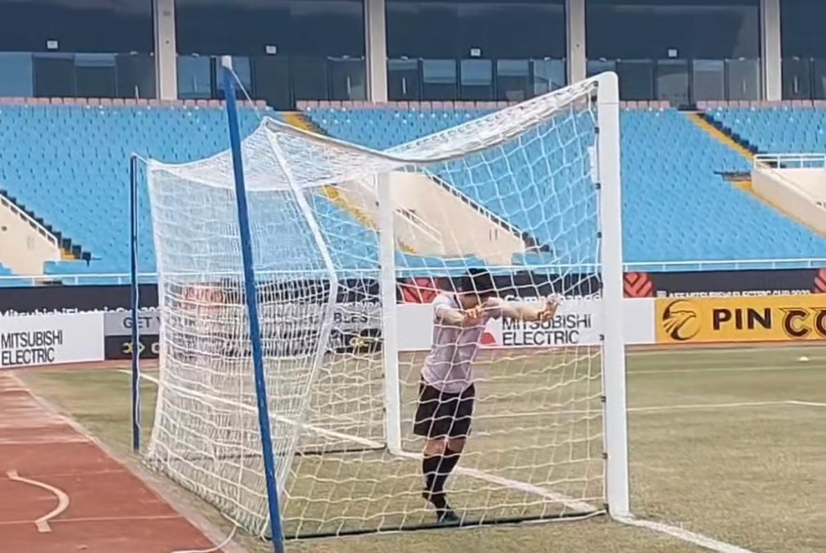 Trọng tài kiểm tra rất kỹ khung thành của sân Mỹ Đình. Ảnh: Báo Thanh Niên.