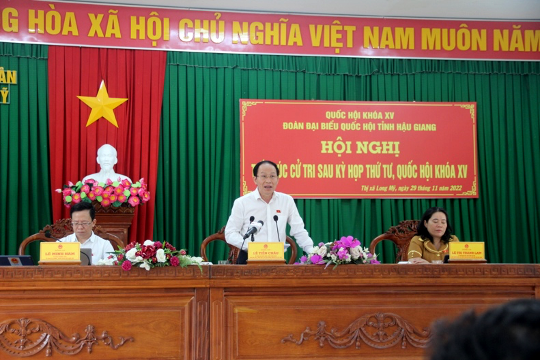 Phó Chủ tịch - Tổng Thư ký UBTƯ MTTQ Việt Nam Lê Tiến Châu trả lời các ý kiến cử tri. 