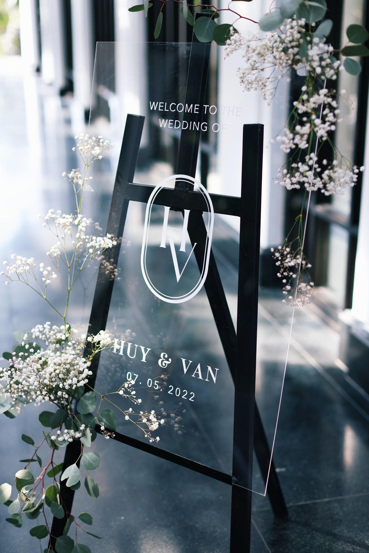 Thiệp mời cưới được đặt trang trọng ngay trước cổng ra vào. 