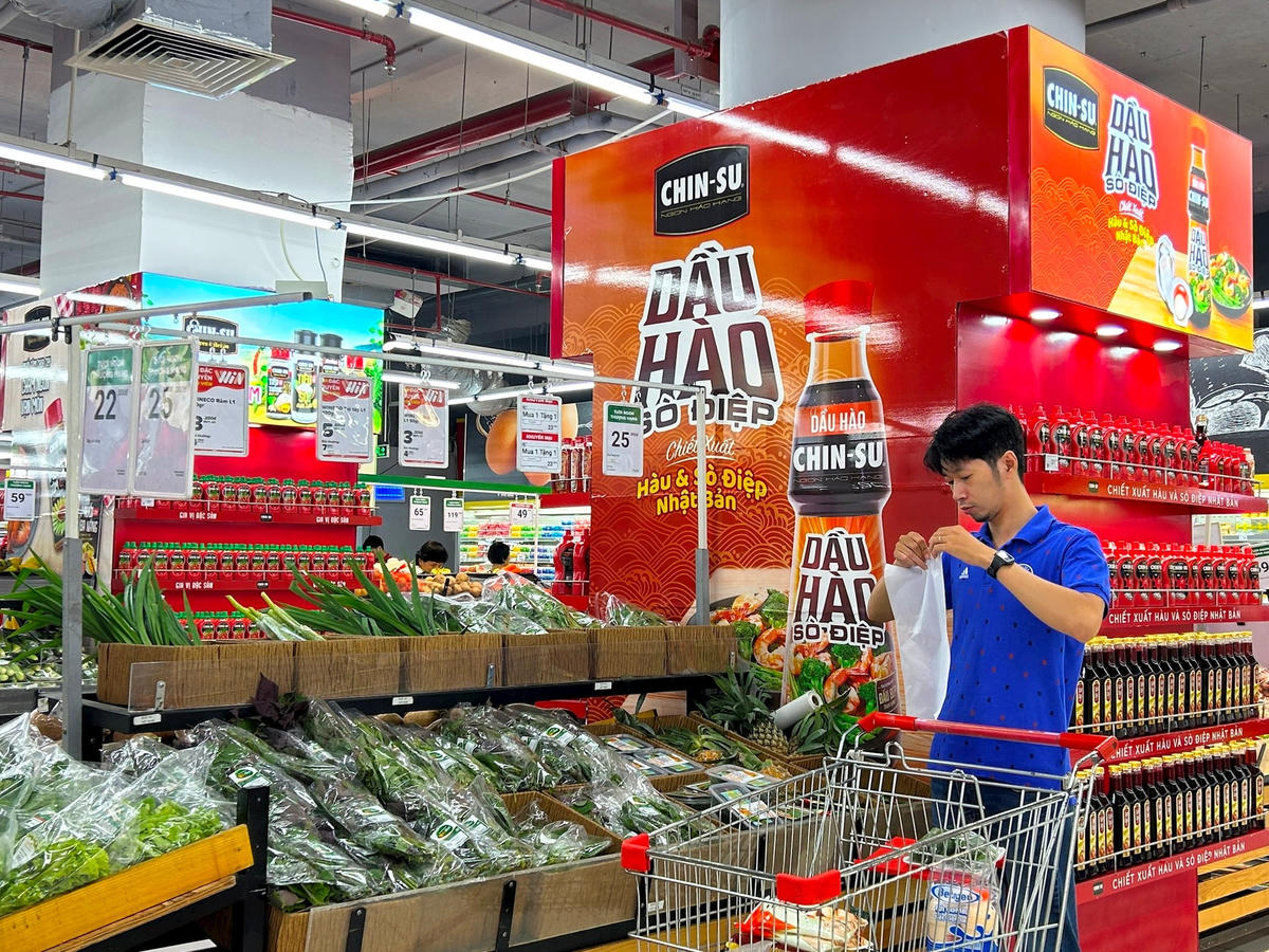 Khách hàng mua sắm tại siêu thị WinMart (1)
