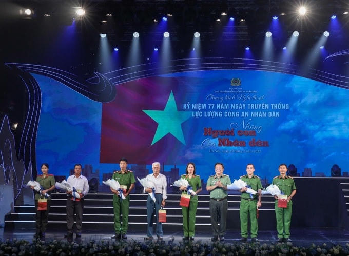 Thiếu tướng Đỗ Triệu Phong, Cục trưởng Cục truyền thông CAND tặng quà tri ân các gia đình chính sách, có công. Ảnh: Hoàng Thanh.