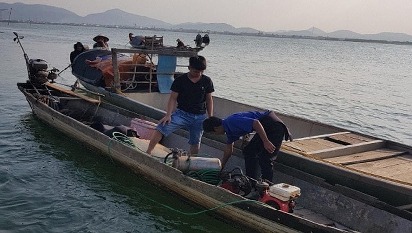 Lực lượng chức năng tổ chức tìm kiếm nạn nhân mất tích.