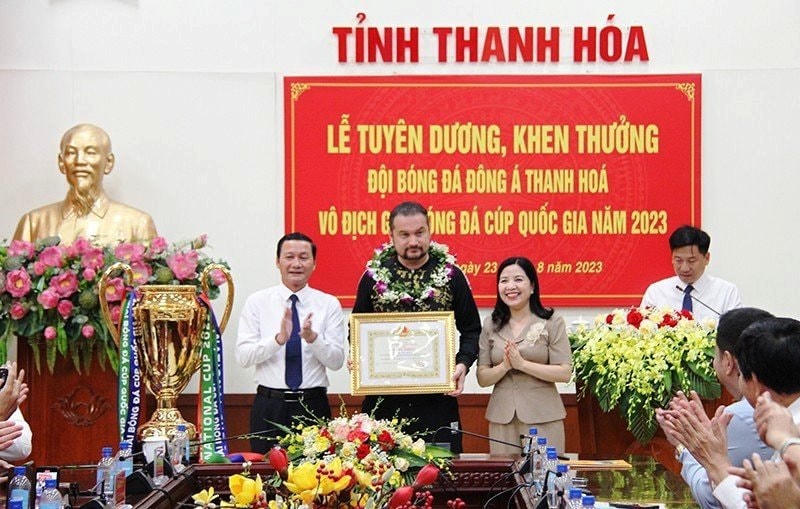 Cũng tại buổi lễ, ông Đỗ Minh Tuấn, Chủ tịch UBND tỉnh cùng bà Phạm Thị Thanh Thủy, Trưởng ban Dân vận, Chủ tịch UBMTTQ tỉnh Thanh Hóa cùng trao tặng bằng khen của Chủ tịch UBND tỉnh cho 3 tập thể và 53 cá nhân của CLB Bóng đá Đông Á Thanh Hóa.