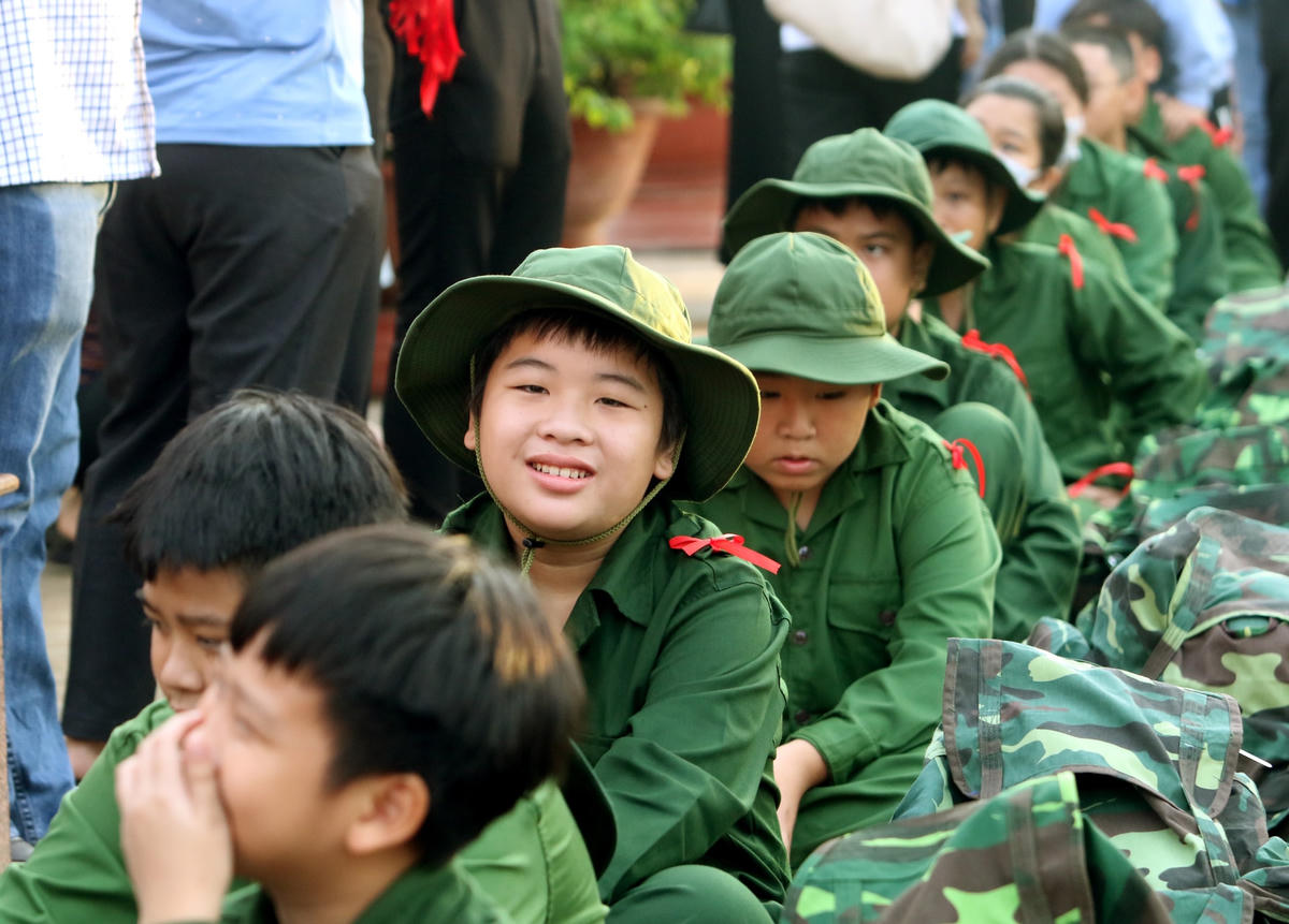 Nhiều chiến sĩ nhí hồ hởi lên đường, nhưng cũng có "chiến sĩ nhí" lần đầu tiên xa nhà, xa gia đình cũng xúc động.