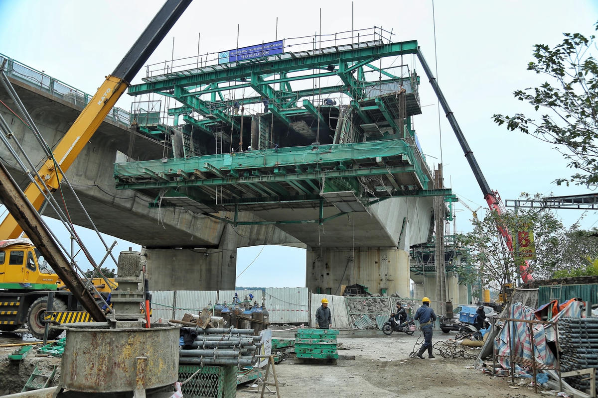 “Hiện trên công trường, có khoảng 200 cán bộ, công nhân. Đây là giai đoạn cần nhiều nhân lực thi công nhất, với một số hạng mục, công nhân sẽ lỗ lực làm xuyên Tết để đảm bảo tiến độ. Mặc dù có nhiều khó khăn, tuy nhiên, chúng tôi vẫn nỗ lực để đưa dự án đạt tiến độ mà UBND TP Hà Nội đã đề ra”, ông Đặng Xuân Đại cho hay.