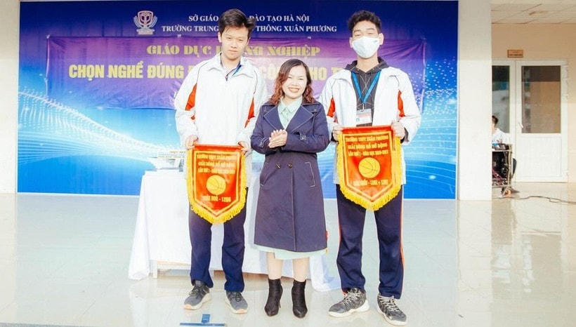 Cô Trần Thị Minh Tuyết, Phó Hiệu trưởng Trường THPT Xuân Phương cùng học trò của mình. Ảnh NT.