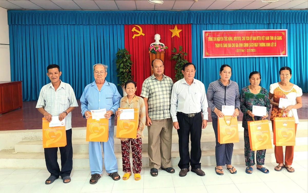 Chủ tịch UBMTTQ Việt Nam tỉnh An Giang Nguyễn Tiếc Hùng thăm và tặng quà các gia đình chính sách trên địa bàn huyện Tri Tôn.