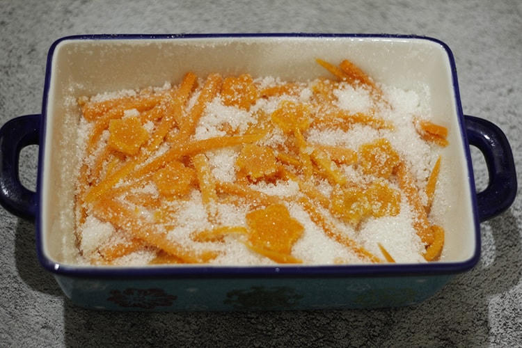 Ngâm cà rốt trong đường.