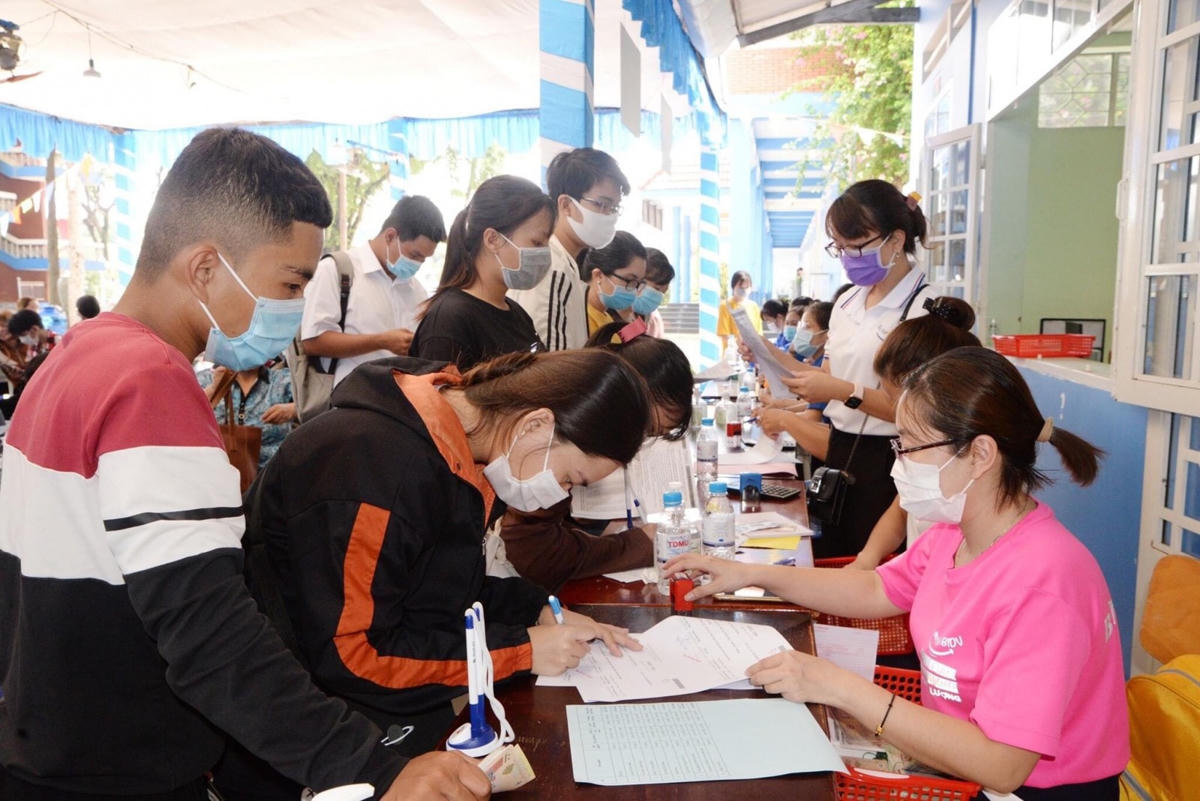 Tân sinh viên làm thủ tục nhập học. Ảnh: TL.