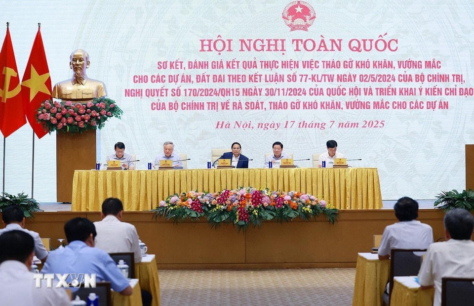 Thủ tướng Phạm Minh Chính chủ trì Hội nghị toàn quốc sơ kết, đánh giá kết quả thực hiện việc tháo gỡ khó khăn, vướng mắc cho các dự án, đất đai. (Ảnh: Dương Giang/TTXVN)