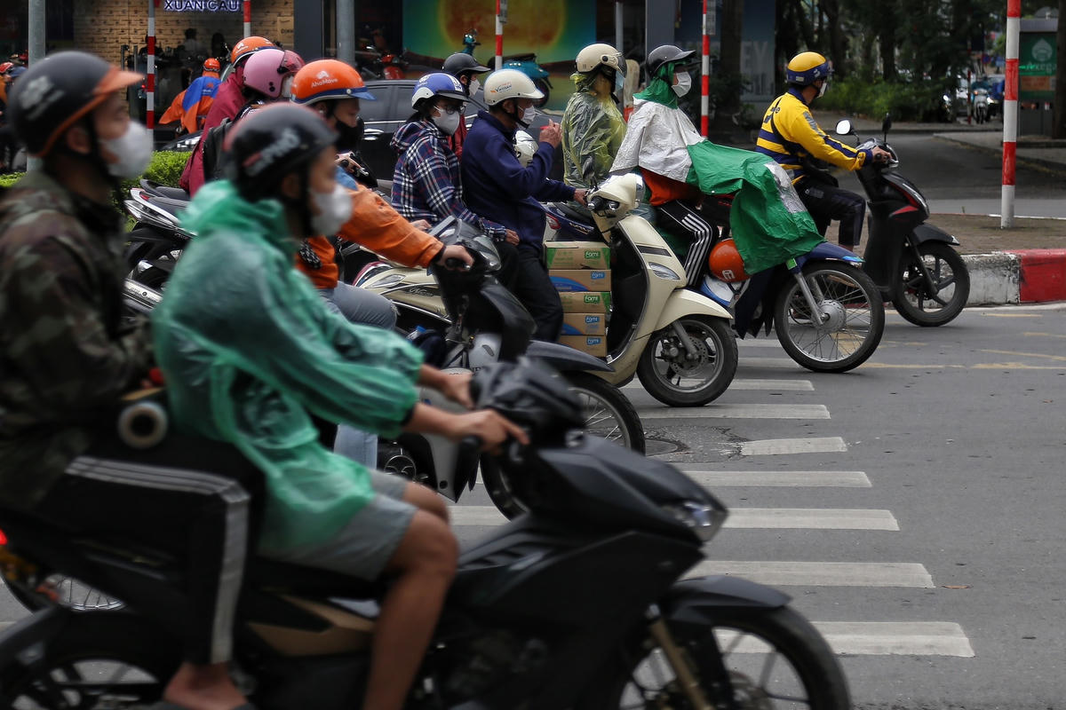 Chị Đào Thị Thư - người dân sinh sống tại một khu chung cư gần đó chia sẻ: "Tôi rất sợ khi phải đi bộ qua tuyến đường này, bởi những chiếc xe máy đã chặn hết lối dành cho người đi bộ. Mặt khác, nhiều chiếc xe máy lao vùn vụt vượt đèn đỏ để di chuyển khiến tôi cảm thấy rất bất an. Đặc biệt ngày nào tôi cũng thấy có chốt trực của lực lượng chức năng ở gần đó nhưng tình trạng vi phạm cũng chẳng thuyên giảm".