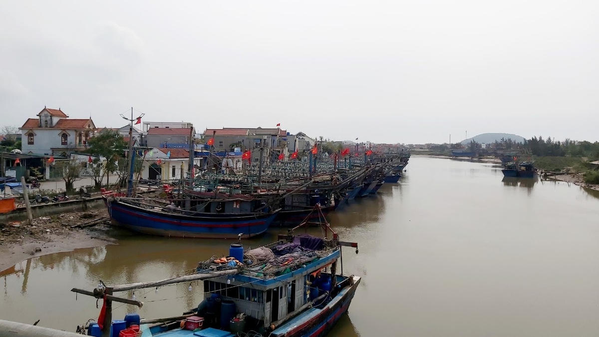 Tàu thuyền về neo đậu tránh bão Noru tại Nghệ An.