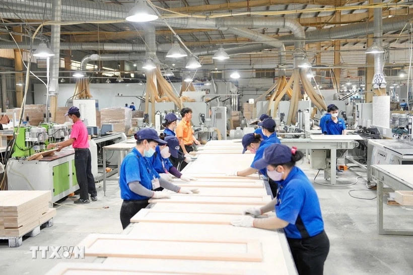 Hoạt động sản xuất tại nhà máy của Công ty Trách nhiệm Hữu hạn Kỹ nghệ Cửa Ý-Á Châu ở thành phố Tân Uyên (Bình Dương). (Ảnh: TTXVN phát)