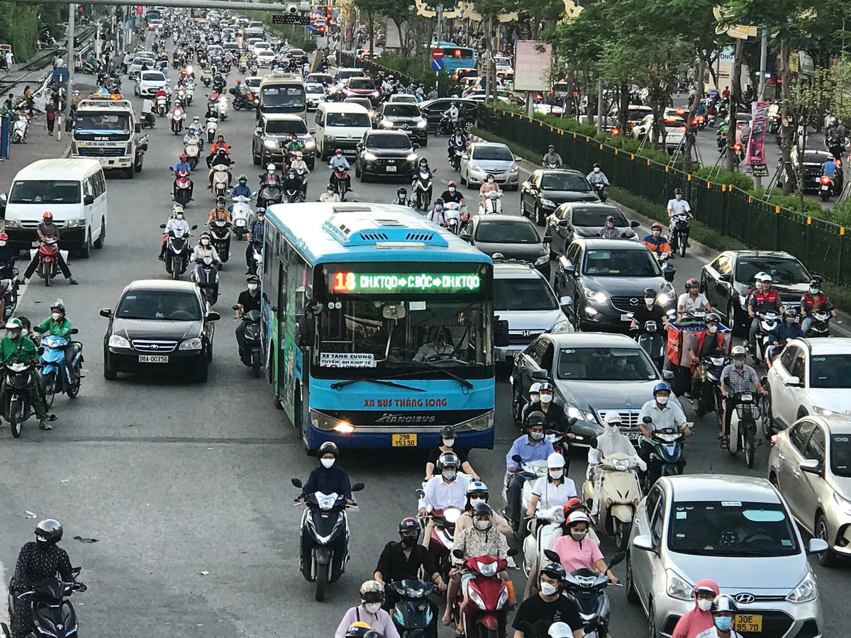 Cần tiếp tục đổi mới, nâng cao chất lượng phục vụ để xe buýt Thủ đô ngày càng thu hút người dân tham gia. Ảnh: Việt Khánh.  