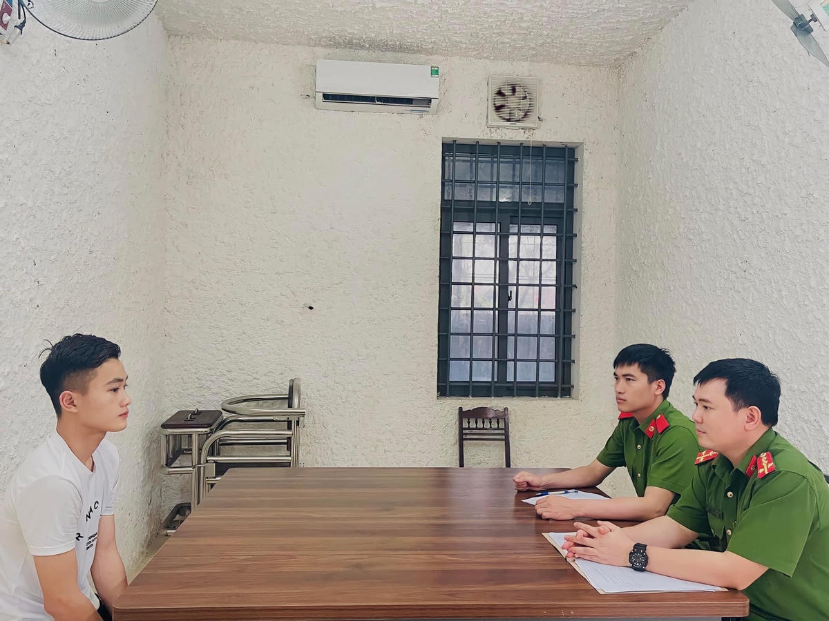 Cơ quan công an lấy lời khai đối tượng Nguyễn Văn Huy.