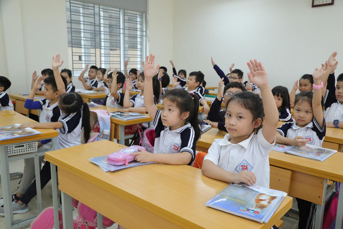Để các con được đến trường, nhiều phụ huynh đang đối mặt với các khoản thu đầu năm học. Ảnh: Quang Vinh.