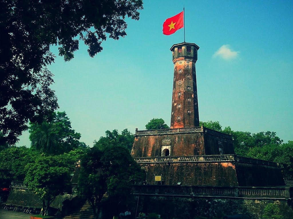 Cột cờ Hà Nội ở địa chỉ 28A Điện Biên Phủ, phường Điện Biên, quận Ba Đình, Hà Nội.  