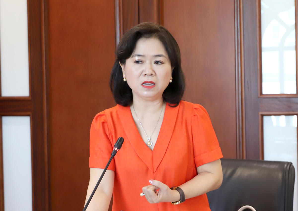 PGS.TS Nguyễn Thị Nga, Phó Chủ nhiệm Khoa Pháp luật Kinh tế, Trường Đại học Luật Hà Nội phát biểu tại Hội nghị.