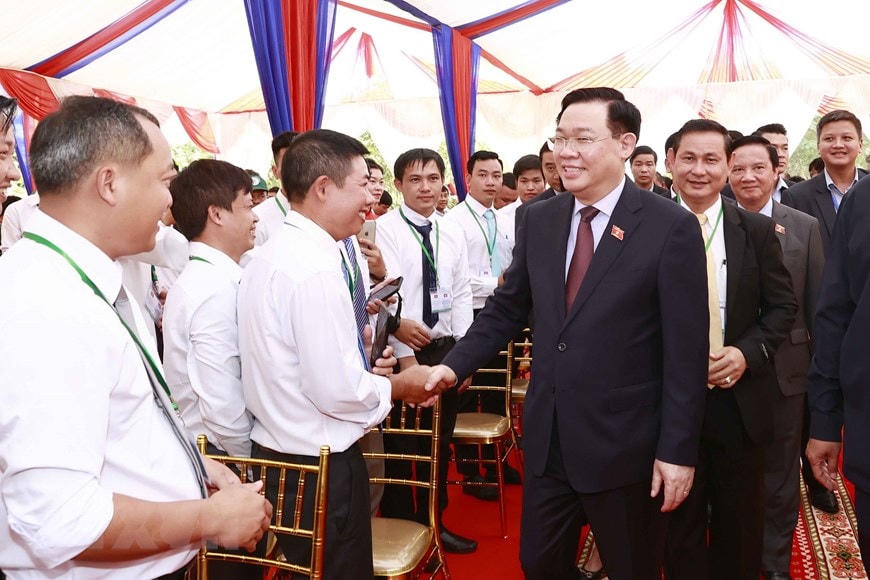 Chủ tịch Quốc hội Vương Đình Huệ với các cán bộ, kỹ sư Nhà máy chế biến cao su Tân Biên. Ảnh: Doãn Tấn/TTXVN.