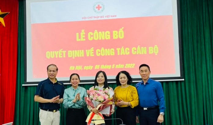 Chủ tịch Hội Chữ thập đỏ Việt Nam tặng hoa chúc mừng tân Tổng Biên tập Tạp chí Nhân đạo Nguyễn Thu Trang.