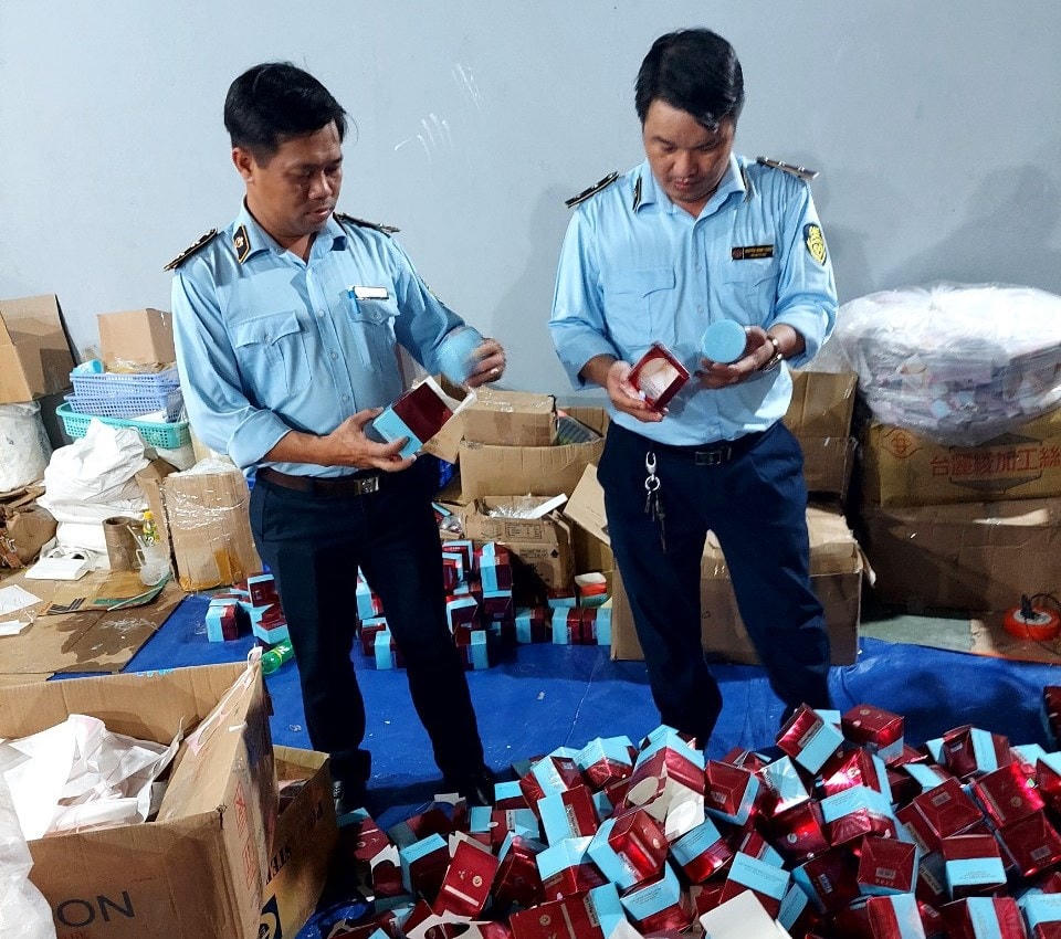 Lực lượng quản lý thị trường TP HCM phát hiện lượng lớn mỹ phẩm giả thương hiệu nổi tiếng.