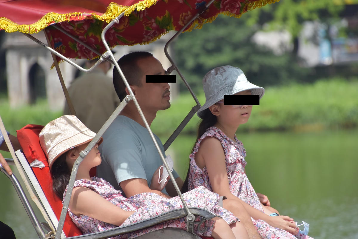 Nhiều trẻ em theo chân bố mẹ du lịch cũng không được trang bị khẩu trang.