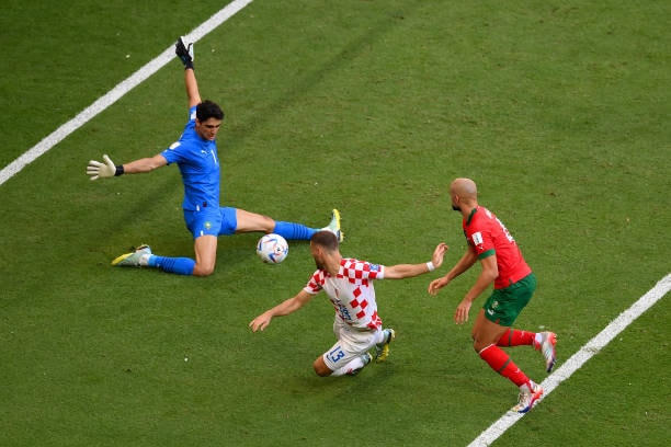 Thủ thành Bono đã có pha cản phá xuất sắc trước cú dứt điểm của Vlasic.