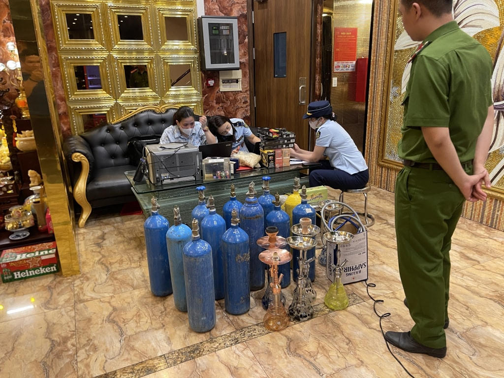 Lực lượng Công an Quảng Ninh phối hợp với lực lượng Quản lý thị trường xử lý vụ việc liên quan kinh doanh khí cười N2O.