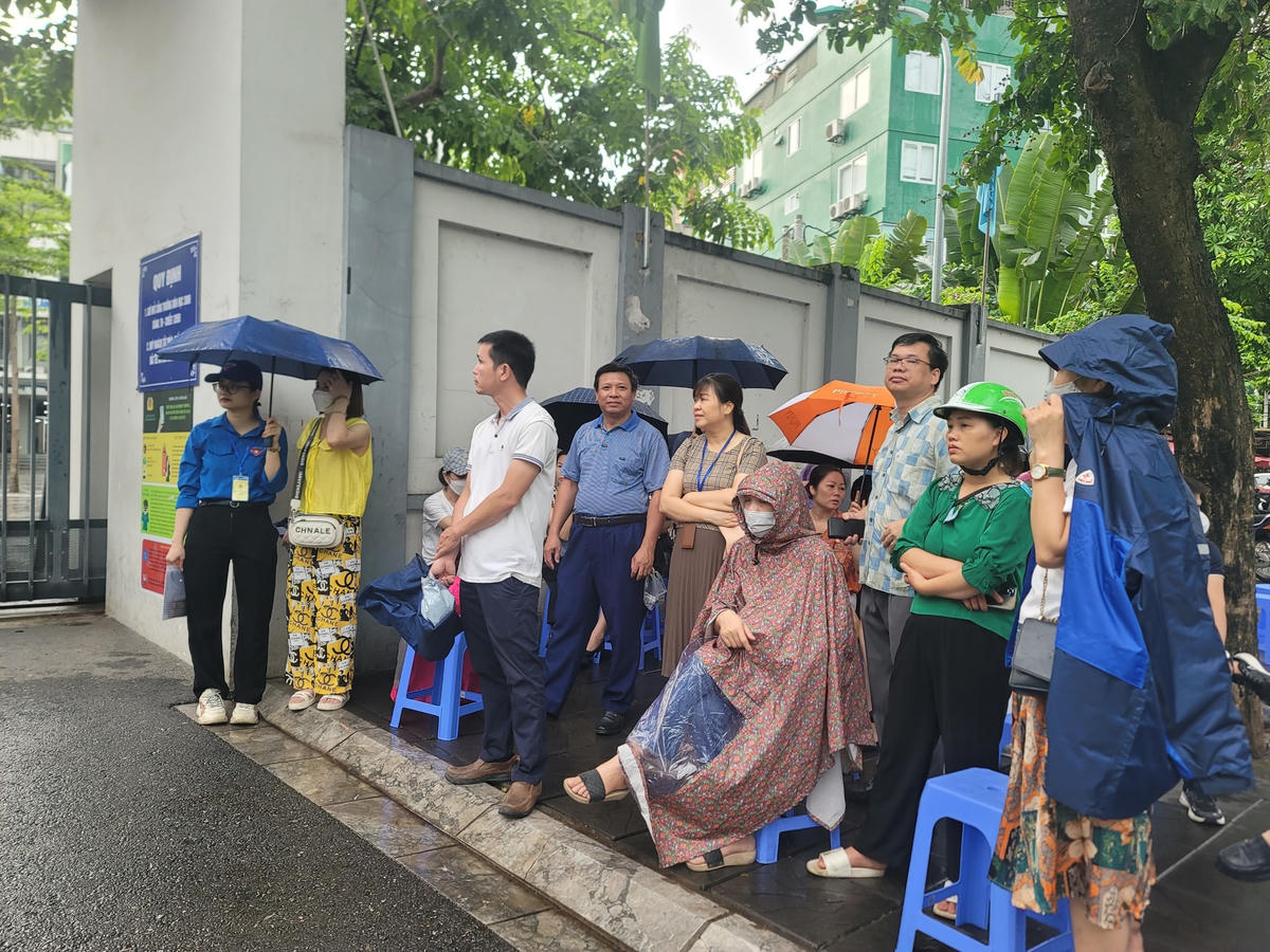 Sáng nay, thí sinh thi môn Ngữ văn theo hình thức thi tự luận, trong thời gian 120 phút. Đây cũng là môn phụ huynh phải chờ lâu nhất.