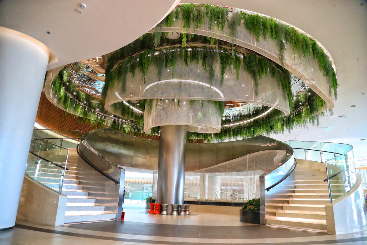 Điểm nhấn tại trung tâm thương mại này là khu vực cầu thang ánh sáng xoắn ốc với thiết kế theo phong cách Hàn Quốc.