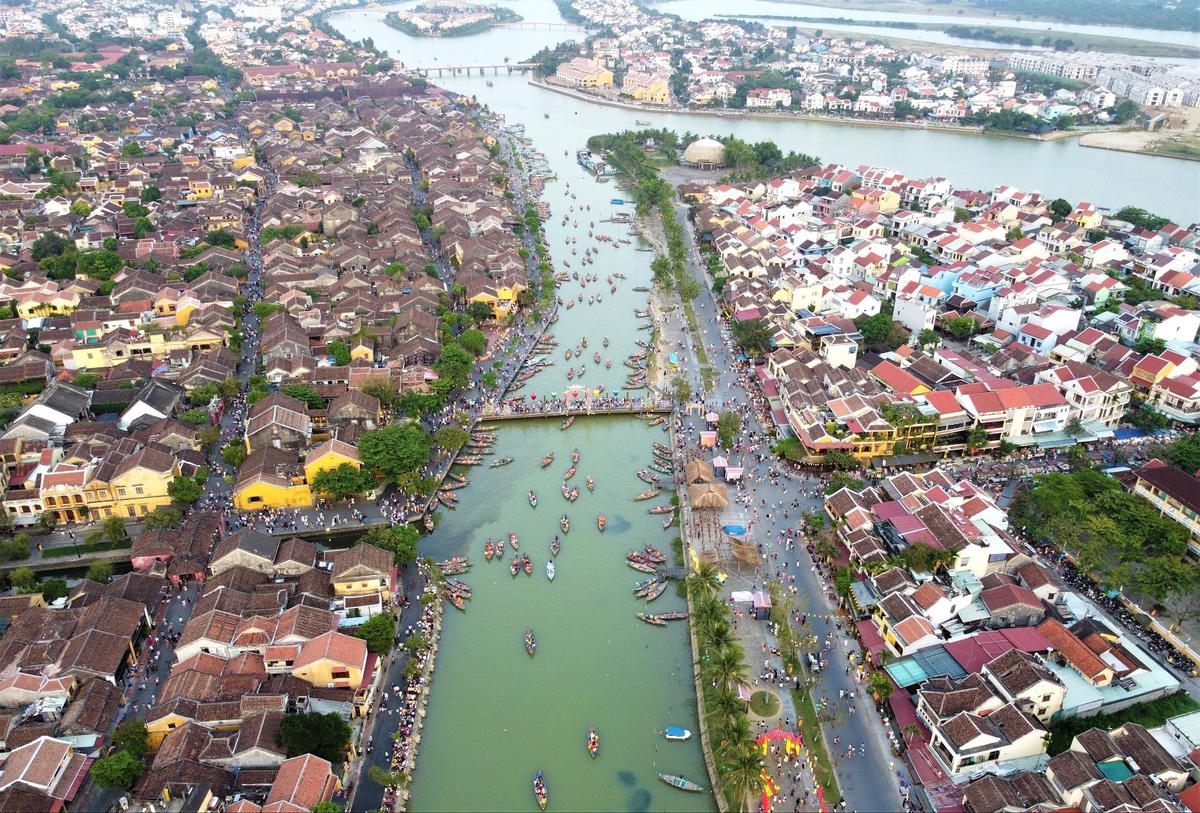 Một góc phố cổ Hội An nhìn từ trên cao.                        