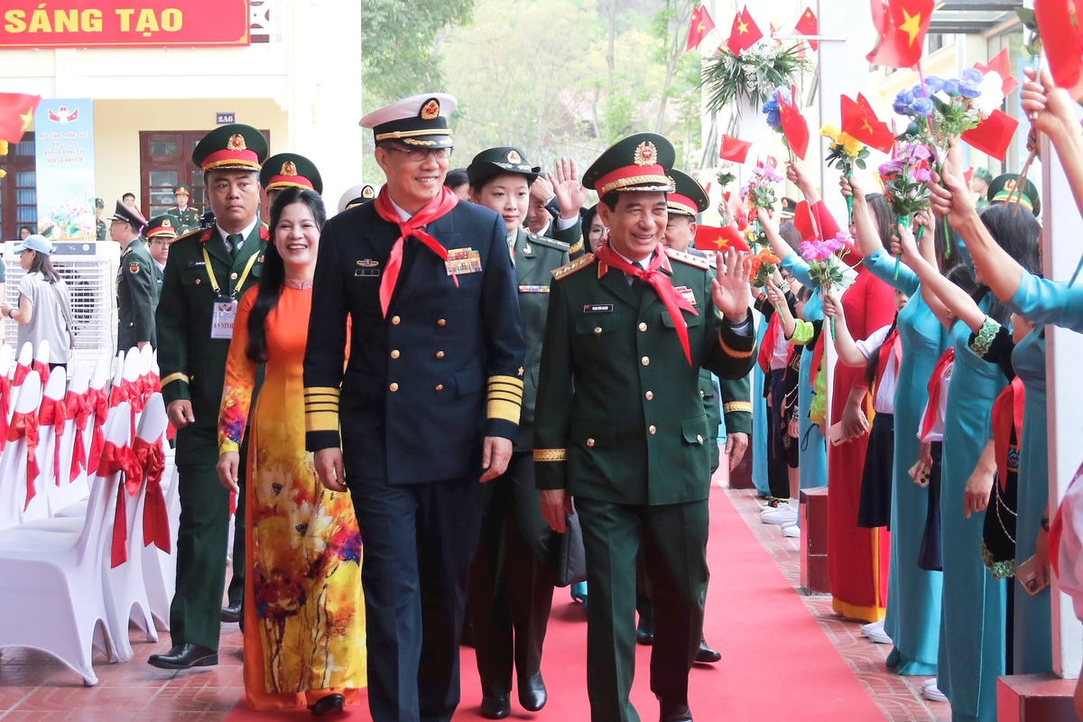 Bộ trưởng Bộ Quốc phòng Việt Nam Phan Văn Giang và Bộ trưởng Bộ Quốc phòng Trung Quốc Đổng Quân thăm Trường Tiểu học Đồng Đăng (Lạng Sơn). Ảnh: Tiến Đạt