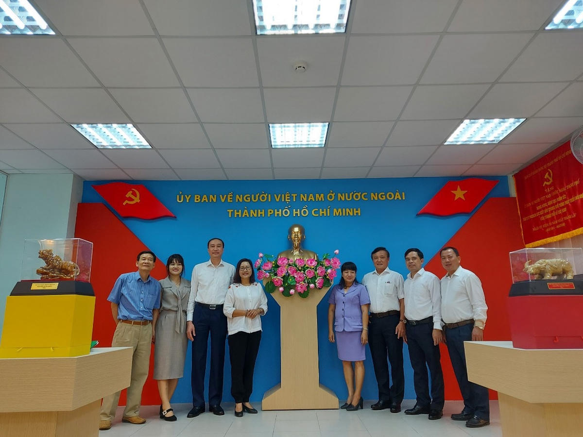 Phó Chủ tịch Phùng Khánh Tài cùng các đại biểu chụp ảnh lưu niệm tại  UBNVNƠNN TP HCM.