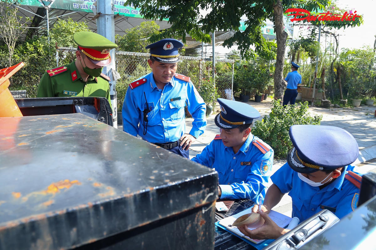 Lực lượng chức năng lập biên bản xử lý các chủ phương tiện xe và đề nghị tháo dỡ những phần cơi nới thành thùng.