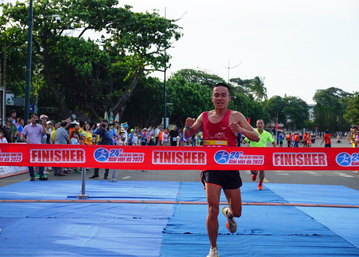 VĐV đầu tiên về đích ở cự ly 5km. Ảnh: Mạnh Thìn. 