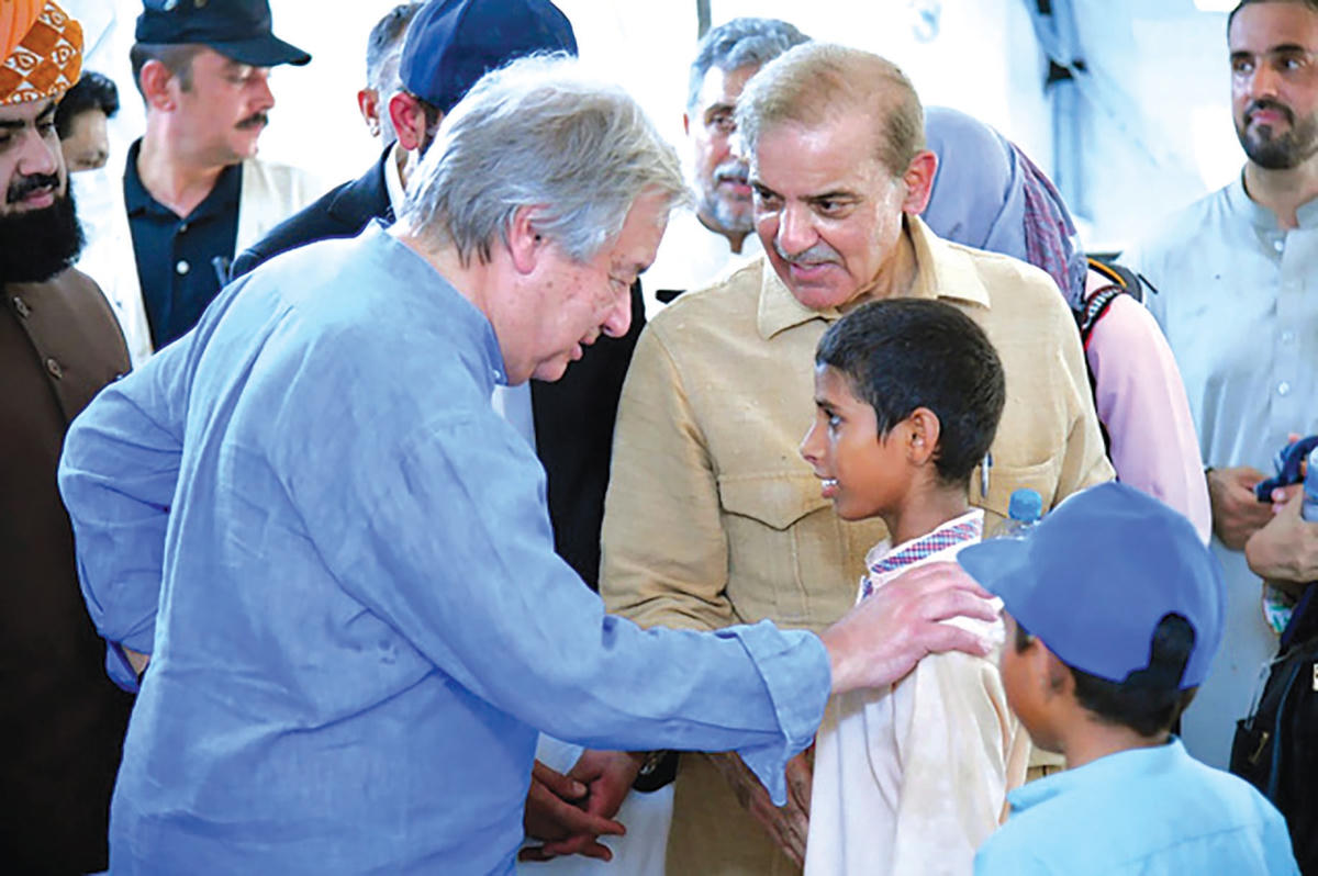 Tổng Thư ký Liên hợp quốc Antonio Guterres thăm hỏi người dân vùng lũ Pakistan.