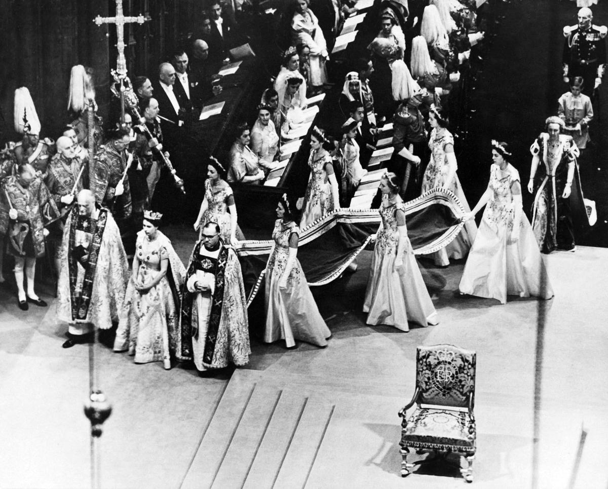 Nữ hoàng Elizabeth Đệ nhị lên ngôi vào ngày 6/2/1952 khi cha bà qua đời vì bệnh ung thư phổi ở tuổi 56 (Ảnh: AFP).