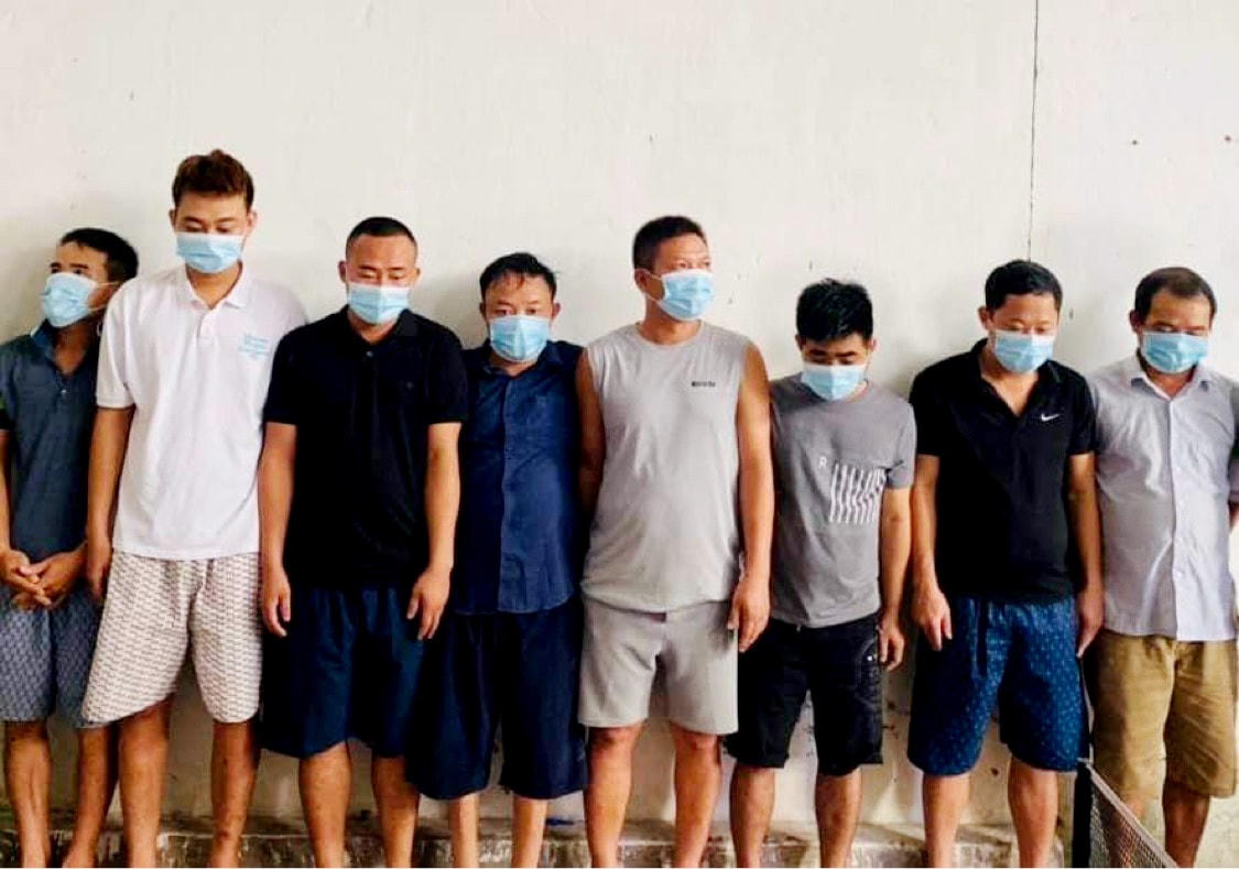 Chủ quán cà phê Nguyễn Xuân Đường (thứ 3 từ trái sang) cùng 7 đối tượng đánh bạc bị tạm giữ.