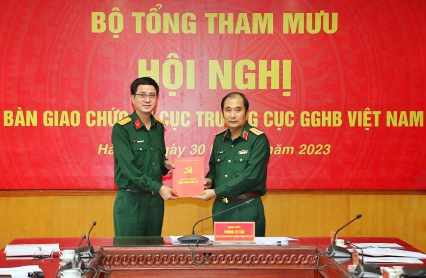 Thượng tướng Phùng Sĩ Tấn trao Quyết định Kiện toàn cấp ủy cho Đại tá Phạm Mạnh Thắng. (Nguồn: Báo Quân đội Nhân dân).