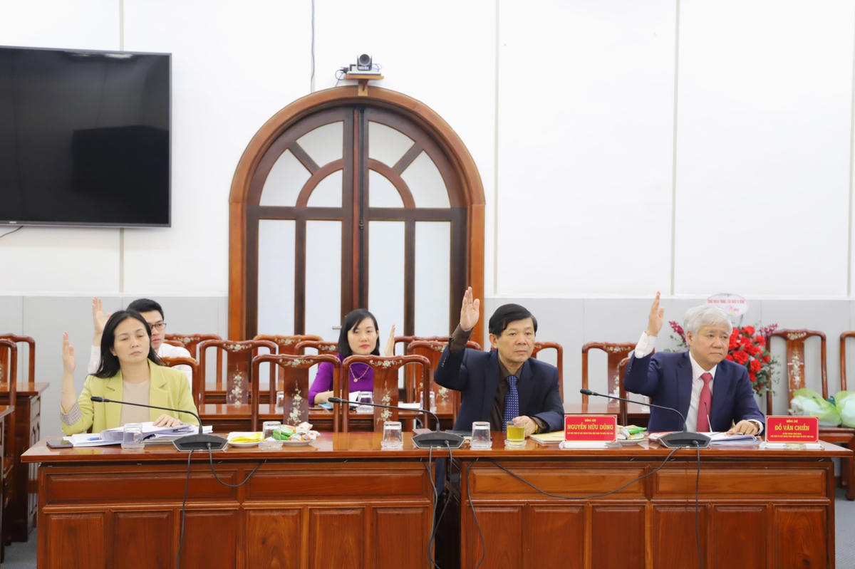 Các đại biểu biểu quyết thông qua Nghị quyết Đại hội.
